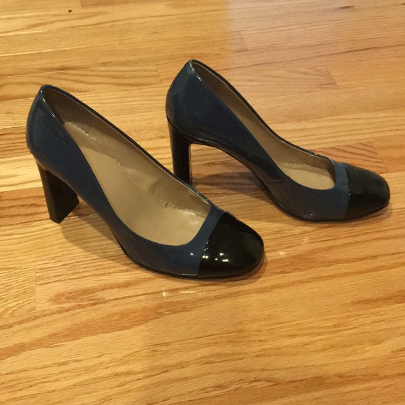 TAHARI  HEELS - Picture 2 of 8